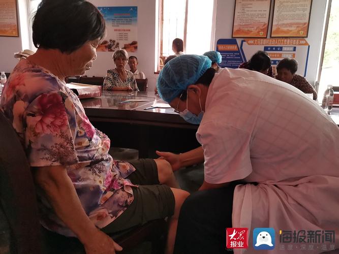 医务人员为村民提供健康咨询,诊断等服务.